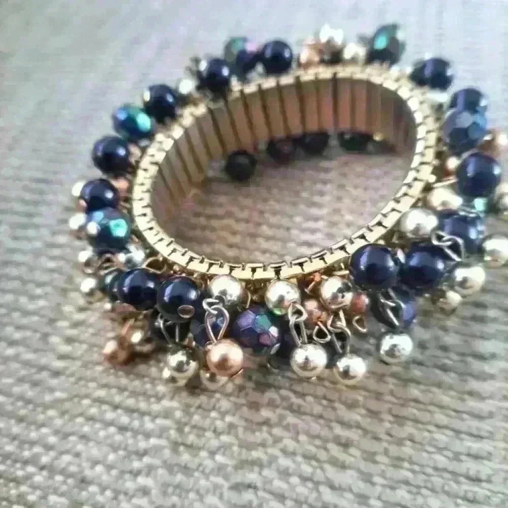 Black and gold beaded cha  cha bracelet